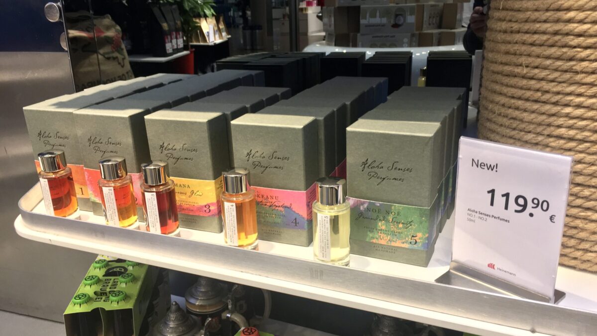 Aloha Senses Perfumes in der Auslage bei Heinemann im Flughafen Hamburg Terminal Plaza - im Segment Lokales