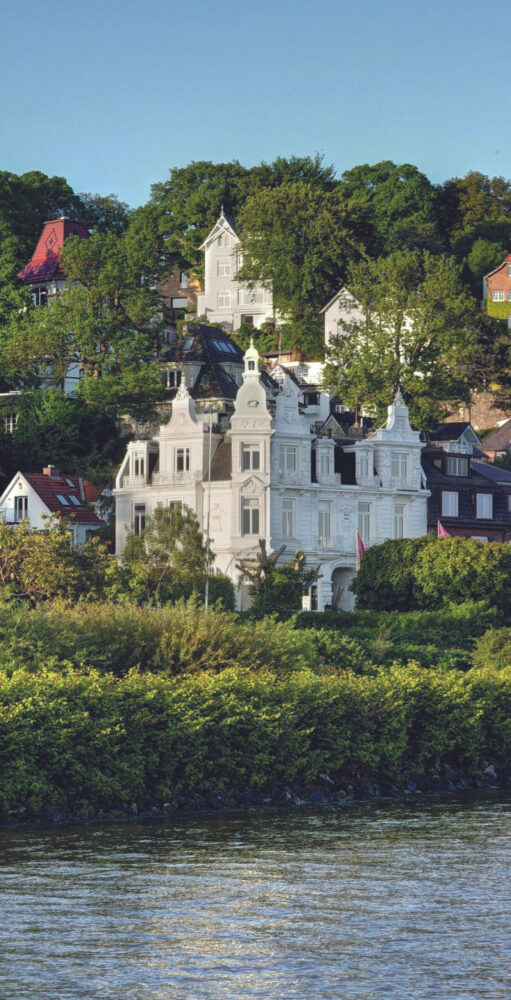 Stilwerk Strandhotel Blankenese Aussenansicht. Hier findet der Aloha Senses Perfumery Day Retreat statt.